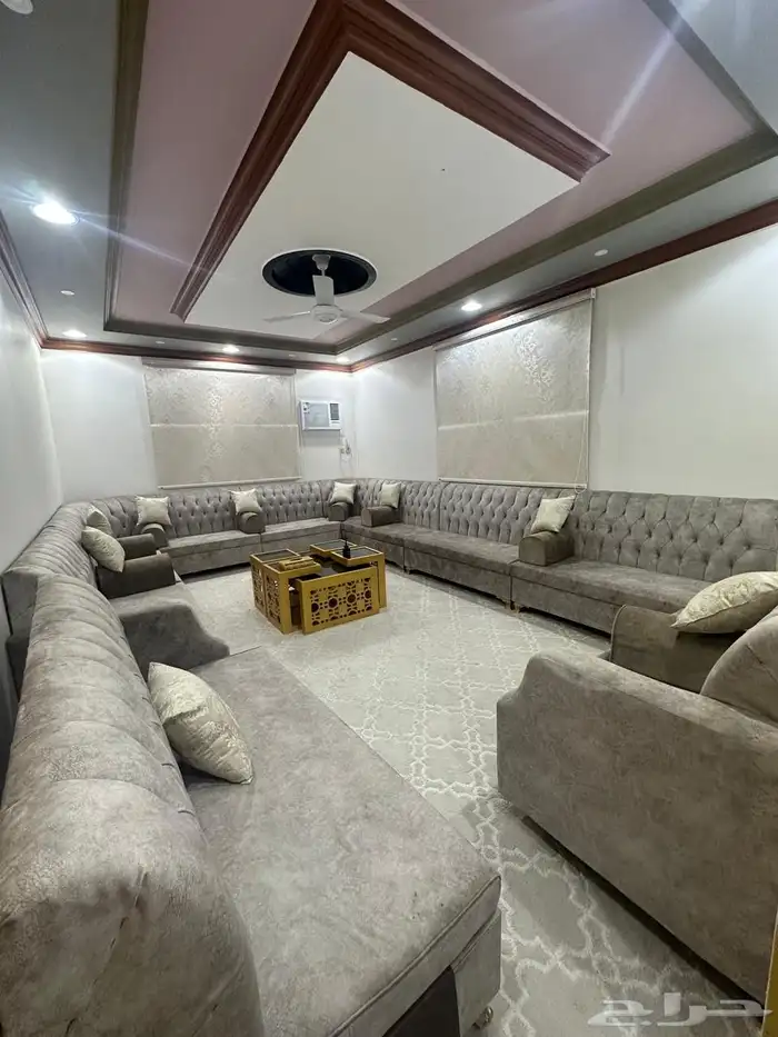 كنب مجلس وطاوله وستاير ومكيف 3