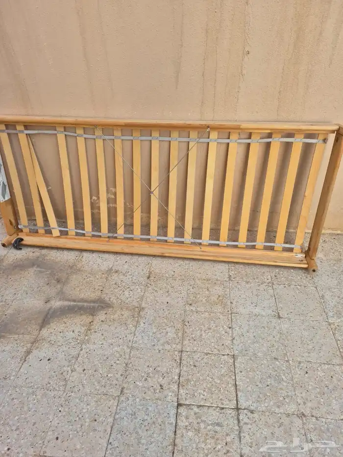 سرير خشب ودلاب صغير 1