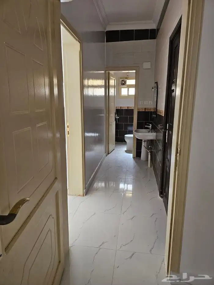 شقه دور ثاني حي المهرجان السعر 300 الف 1