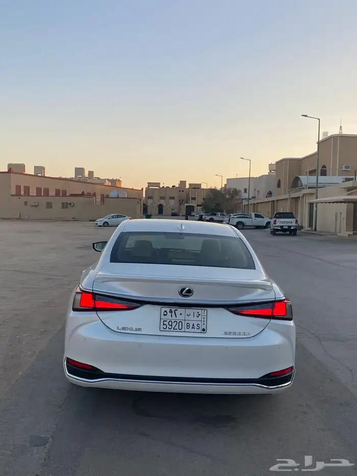 لكزسES300 h 2023 3
