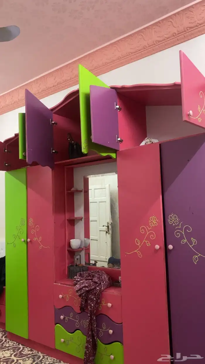 دولاب مع كومدينا وكرسي 6