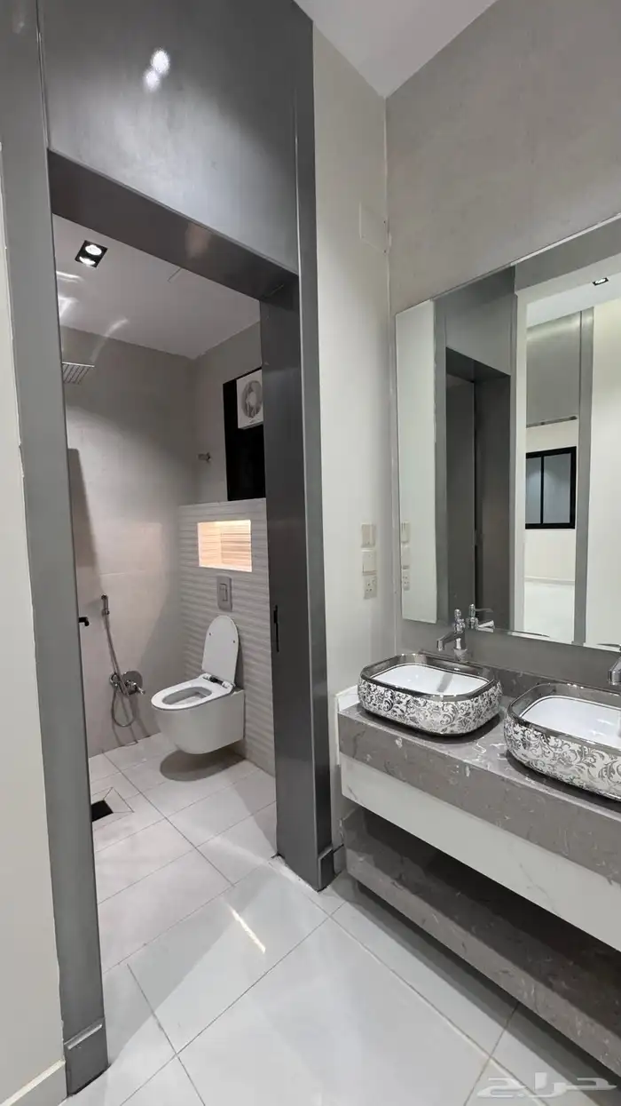 للبيع ادوار ارضيه بحوش وعلوى مع سطح خلف المعارض بالخميس 11