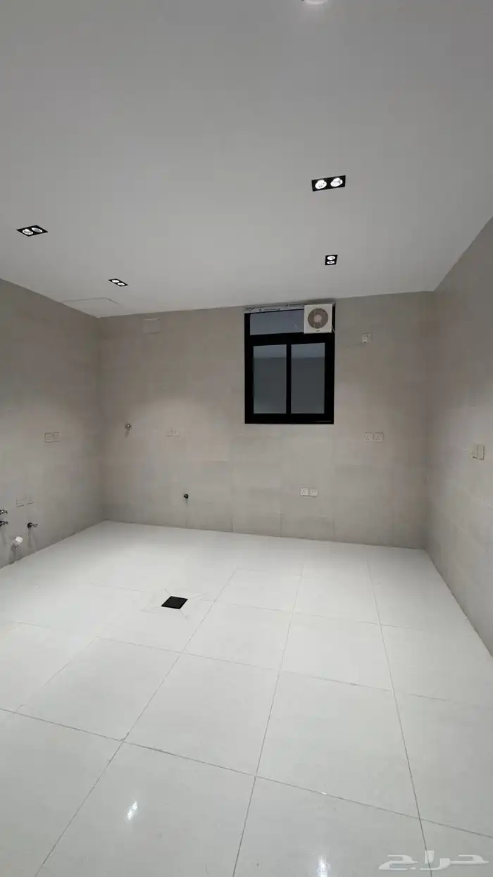 للبيع ادوار ارضيه بحوش وعلوى مع سطح خلف المعارض بالخميس 7