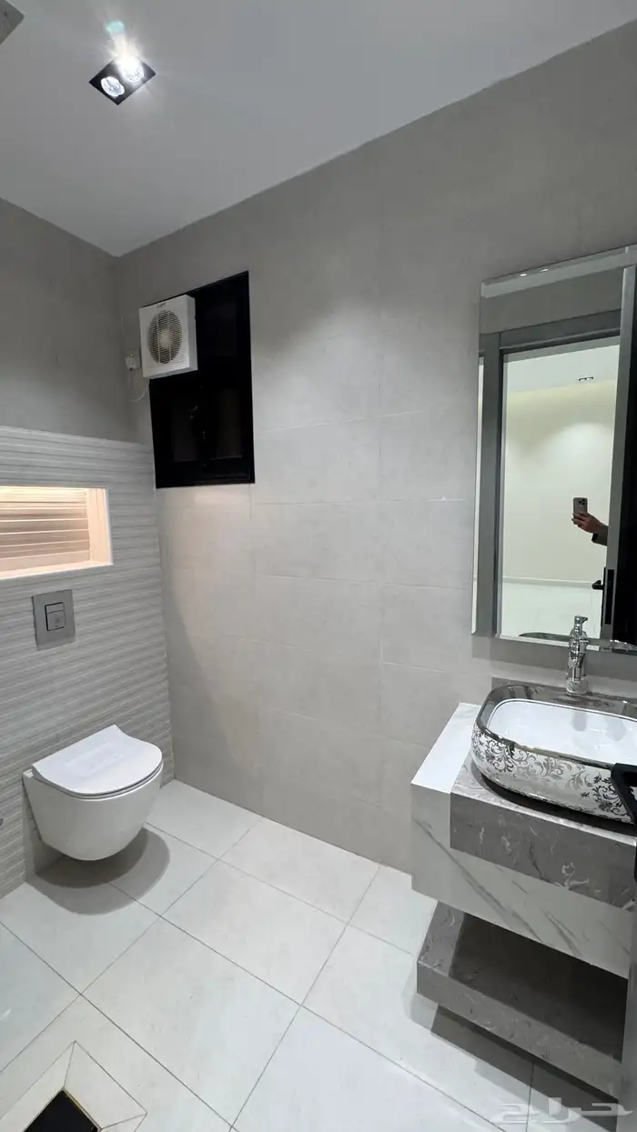 للبيع ادوار ارضيه بحوش وعلوى مع سطح خلف المعارض بالخميس 14