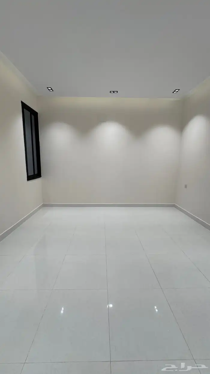 للبيع ادوار ارضيه بحوش وعلوى مع سطح خلف المعارض بالخميس 34