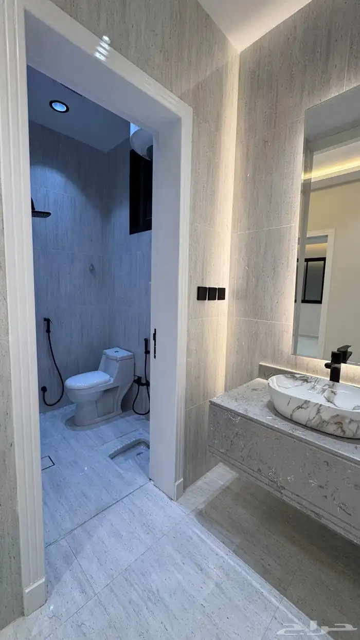 للبيع روف علوى مداخل مستقله مقابل نادي ضمك طريق ابها الخميس 15