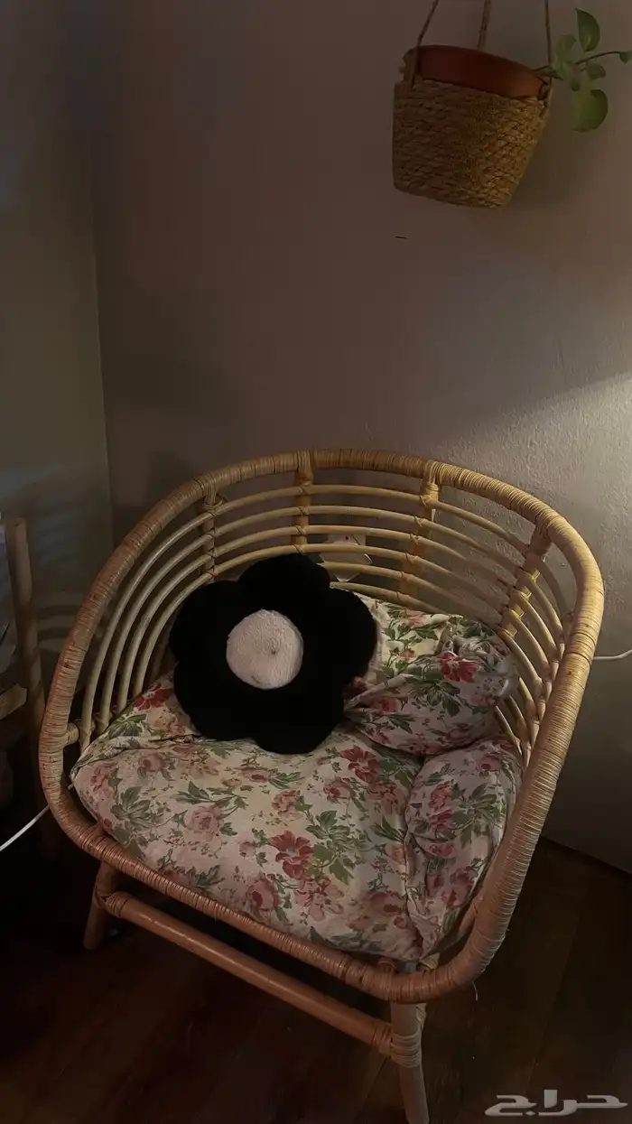 كرسي من ايكيا 0