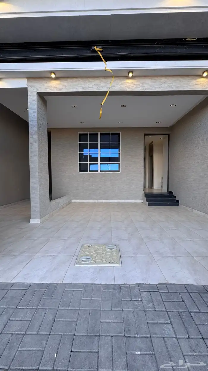 للبيع ادوار ارضيه بحوش وعلوى مع سطح خلف المعارض بالخميس 2