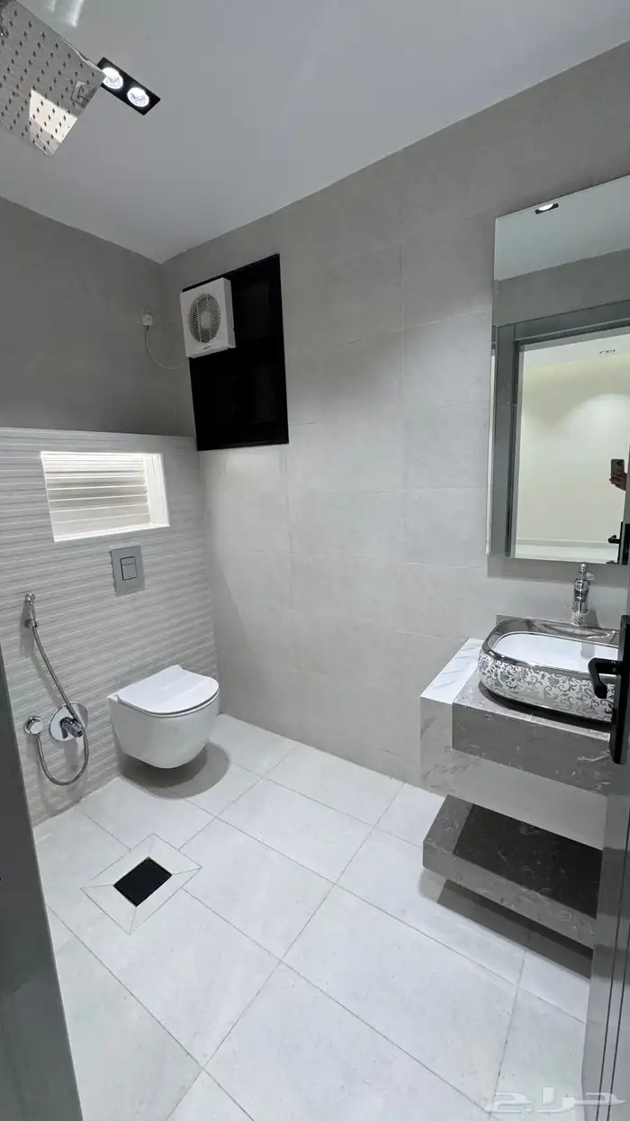 للبيع ادوار ارضيه بحوش وعلوى مع سطح خلف المعارض بالخميس 35