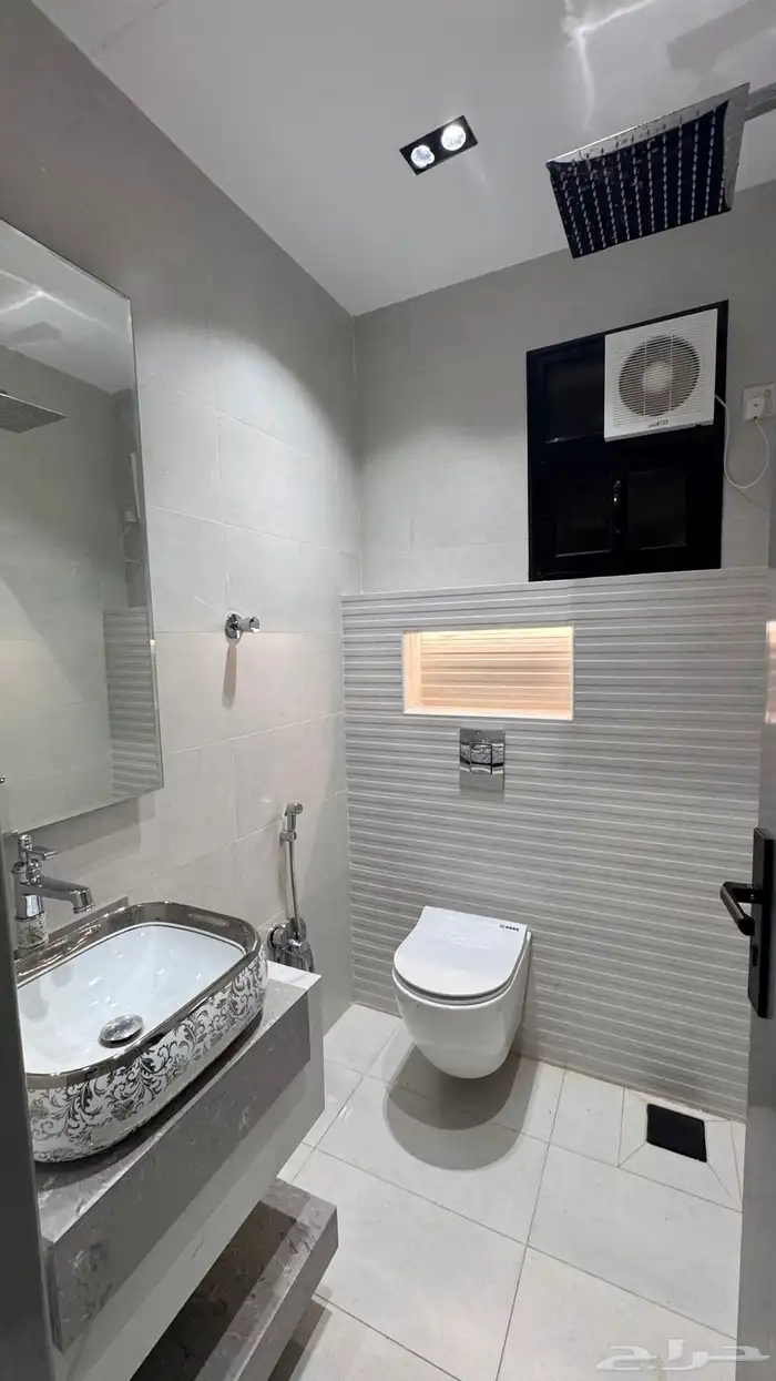 للبيع ادوار ارضيه بحوش وعلوى مع سطح خلف المعارض بالخميس 17