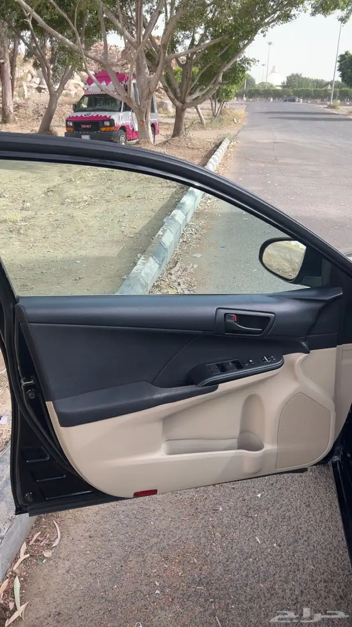 للبيع كامري ممشى قليل لون اسود بلد . 10