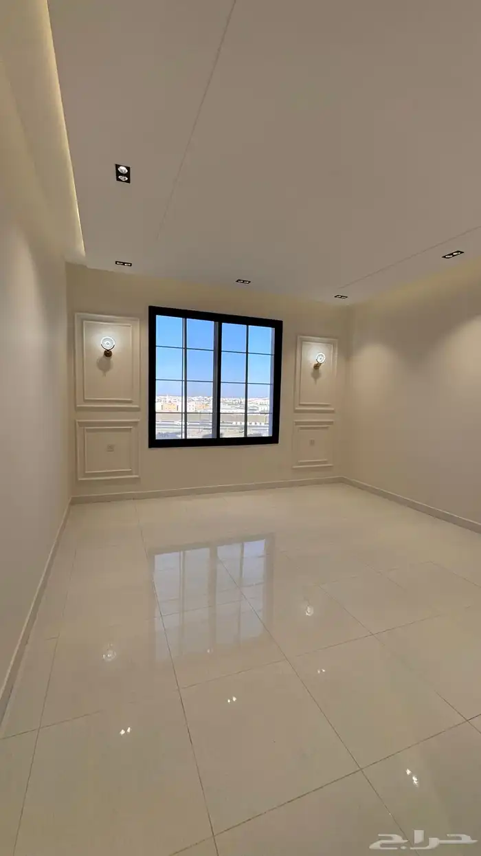 للبيع ادوار ارضيه بحوش وعلوى مع سطح خلف المعارض بالخميس 23