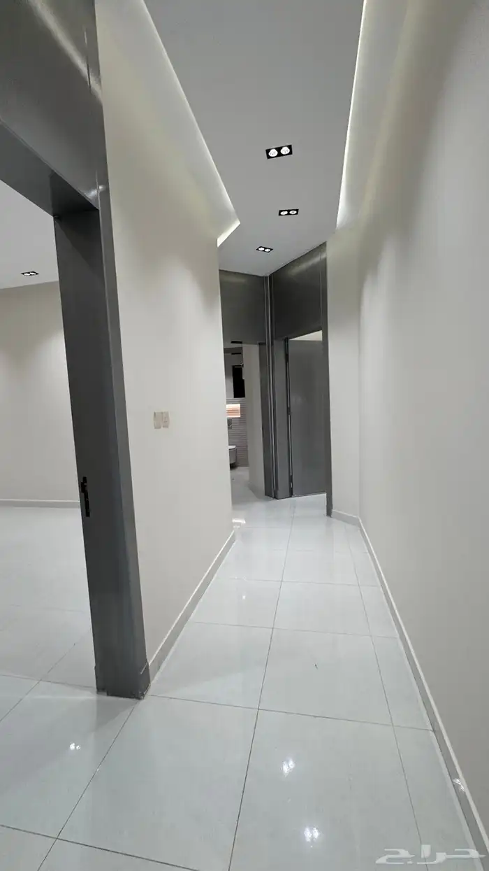 للبيع ادوار ارضيه بحوش وعلوى مع سطح خلف المعارض بالخميس 12