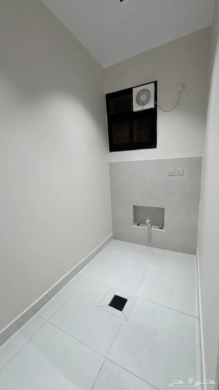 للبيع ادوار ارضيه بحوش وعلوى مع سطح خلف المعارض بالخميس 27