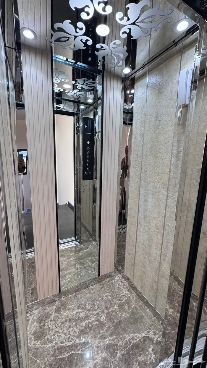 للبيع ادوار ارضيه بحوش وعلوى مع سطح خلف المعارض بالخميس 38