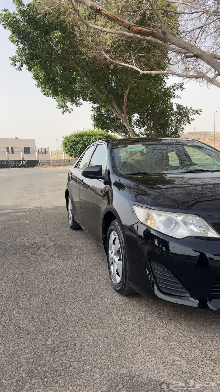 للبيع كامري ممشى قليل لون اسود بلد . 2