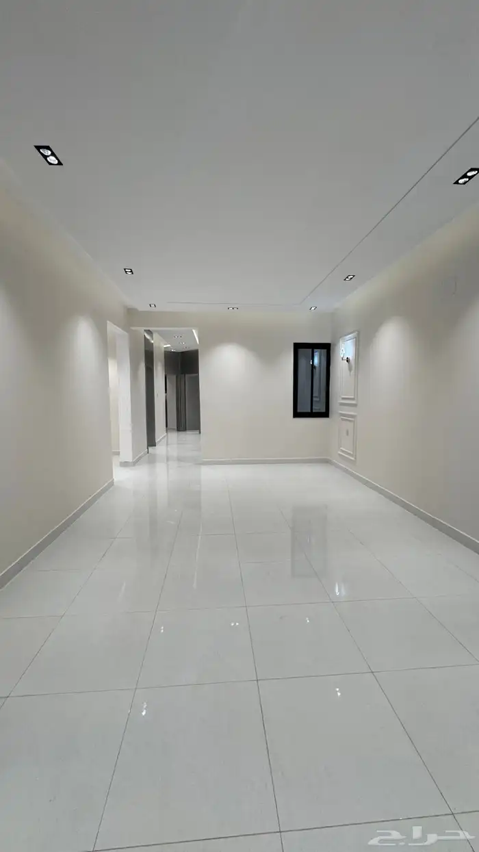 للبيع ادوار ارضيه بحوش وعلوى مع سطح خلف المعارض بالخميس 28