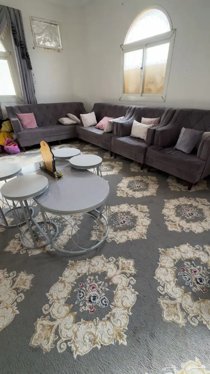 كنب اربع قطع و طاولة بأربع طاولات صغار 0