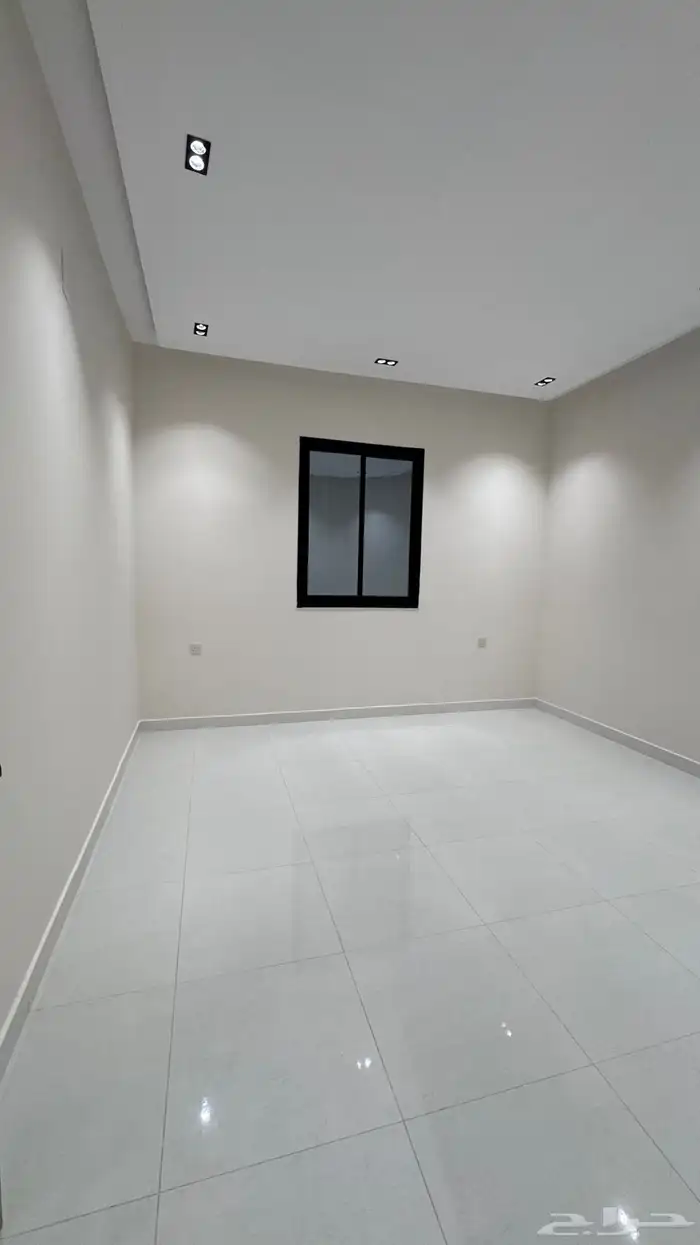 للبيع ادوار ارضيه بحوش وعلوى مع سطح خلف المعارض بالخميس 13