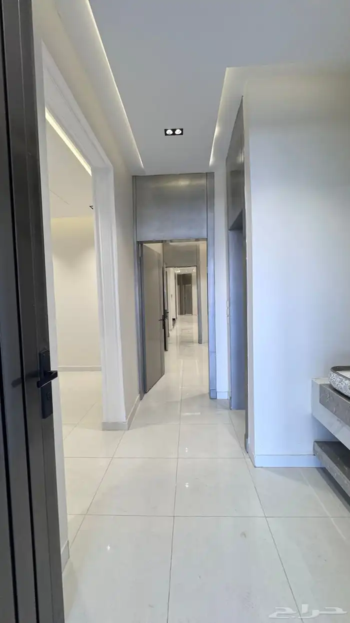 للبيع ادوار ارضيه بحوش وعلوى مع سطح خلف المعارض بالخميس 4