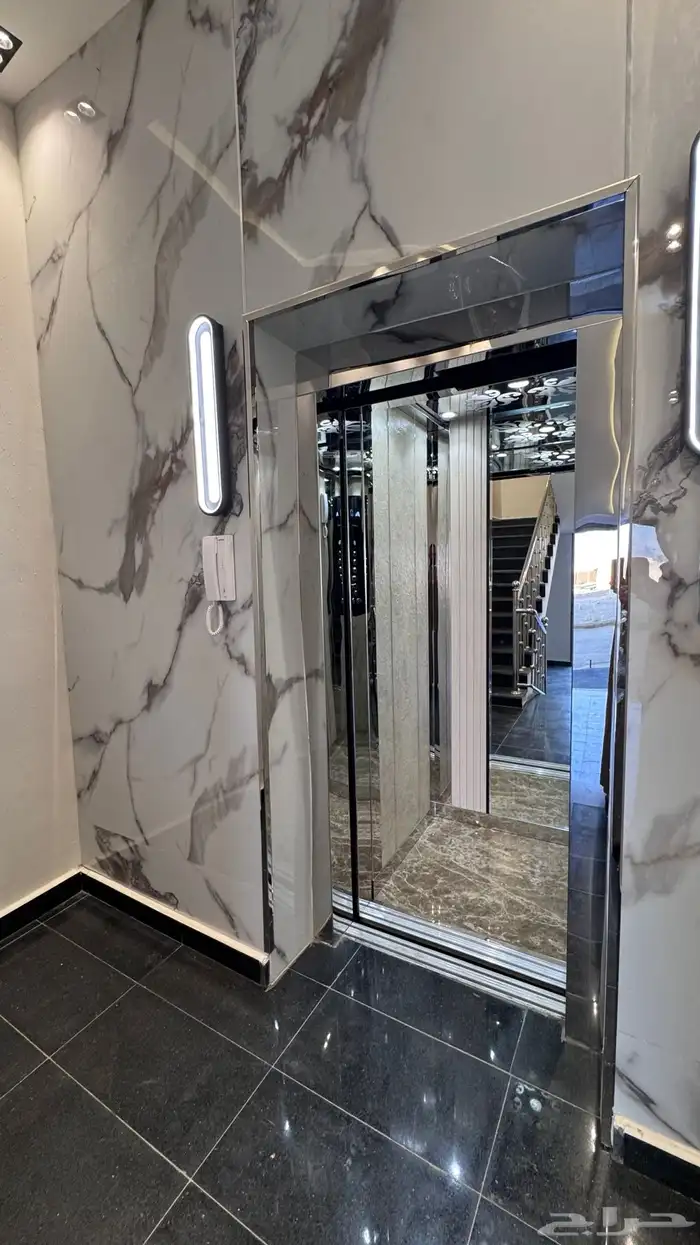 للبيع ادوار ارضيه بحوش وعلوى مع سطح خلف المعارض بالخميس 20