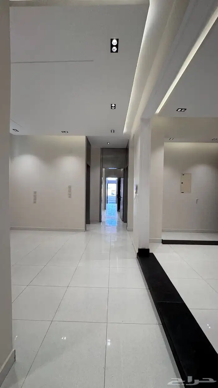 للبيع ادوار ارضيه بحوش وعلوى مع سطح خلف المعارض بالخميس 18