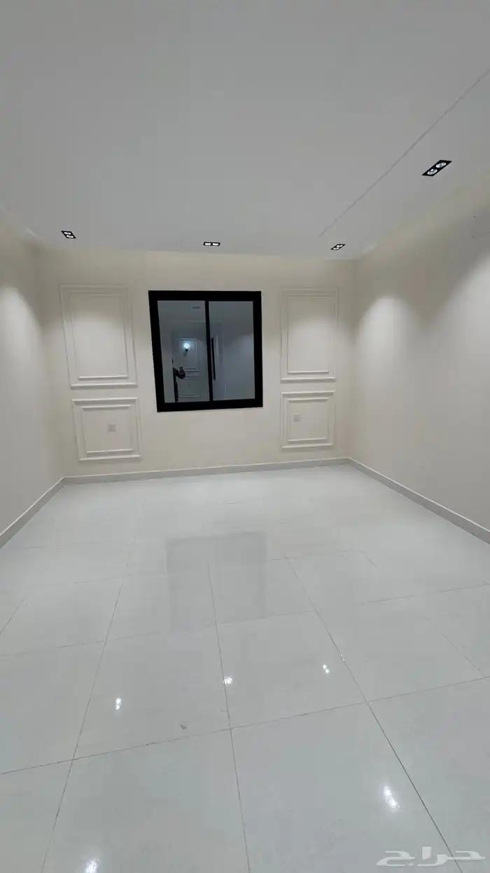 للبيع ادوار ارضيه بحوش وعلوى مع سطح خلف المعارض بالخميس 30