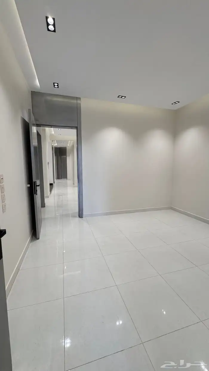 للبيع ادوار ارضيه بحوش وعلوى مع سطح خلف المعارض بالخميس 6