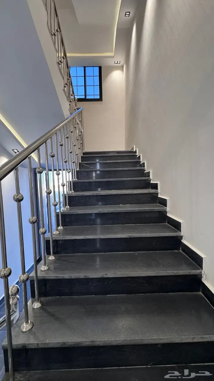 للبيع ادوار ارضيه بحوش وعلوى مع سطح خلف المعارض بالخميس 21