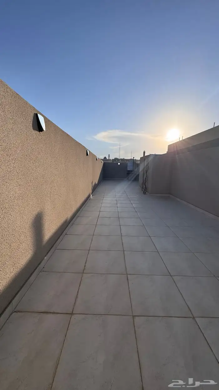 للبيع ادوار ارضيه بحوش وعلوى مع سطح خلف المعارض بالخميس 39