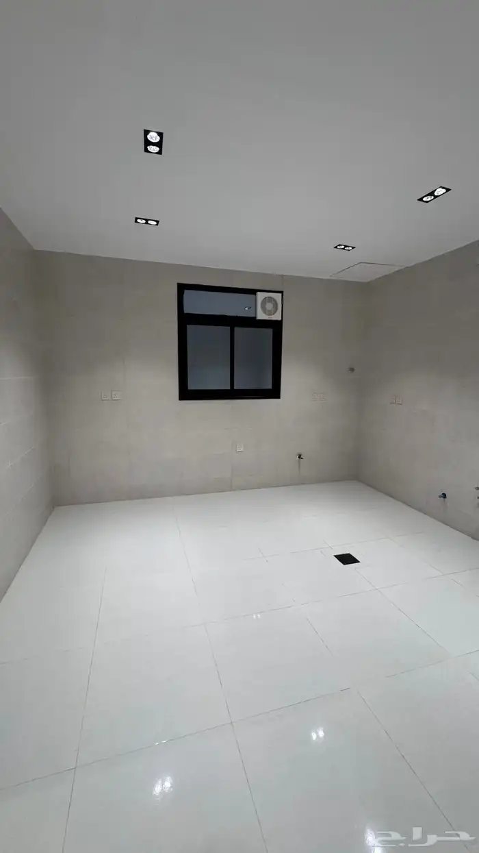 للبيع ادوار ارضيه بحوش وعلوى مع سطح خلف المعارض بالخميس 29