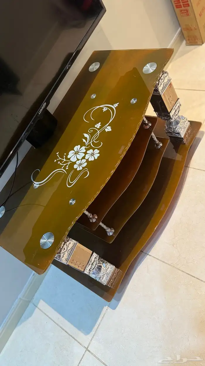 شاشه مع الطاوله 1