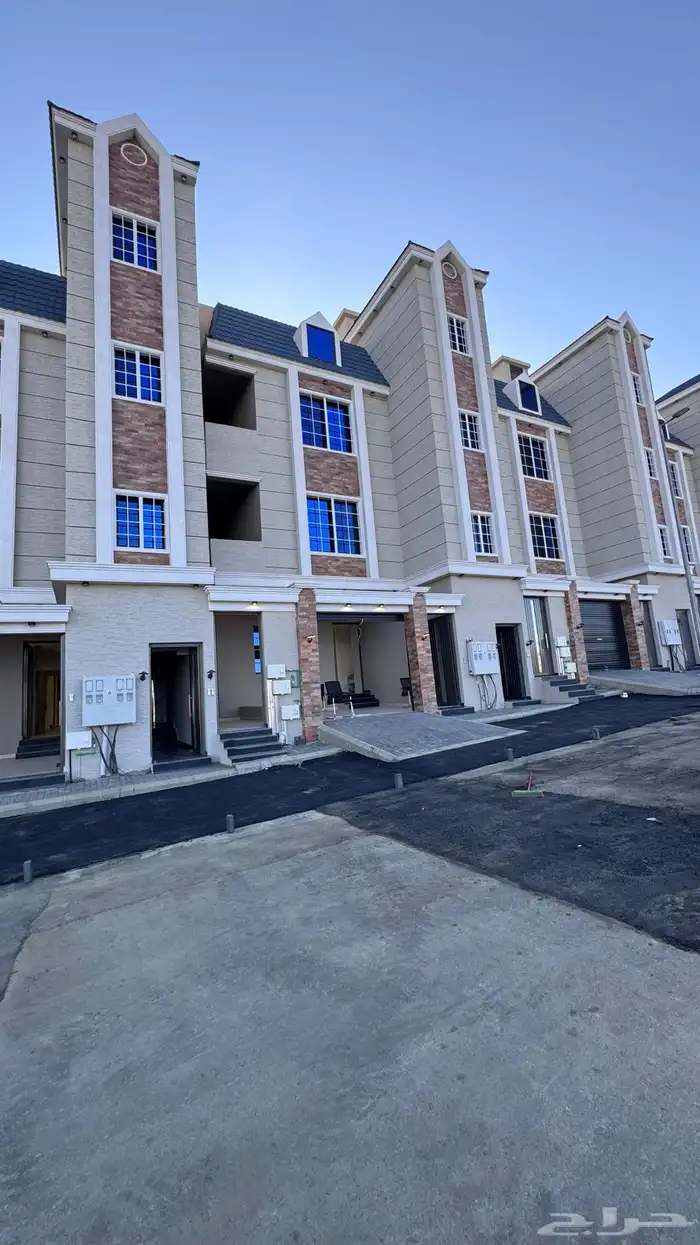 للبيع ادوار ارضيه بحوش وعلوى مع سطح خلف المعارض بالخميس 1