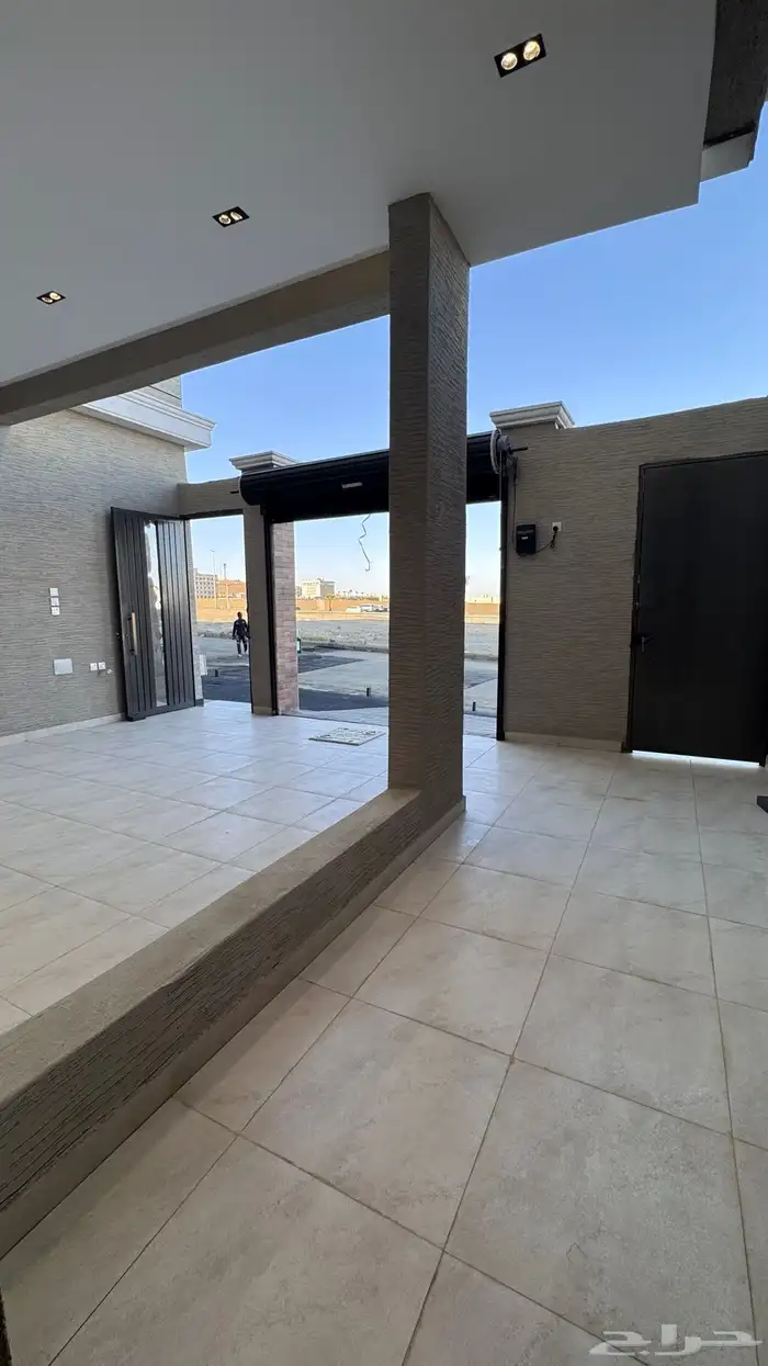 للبيع ادوار ارضيه بحوش وعلوى مع سطح خلف المعارض بالخميس 3