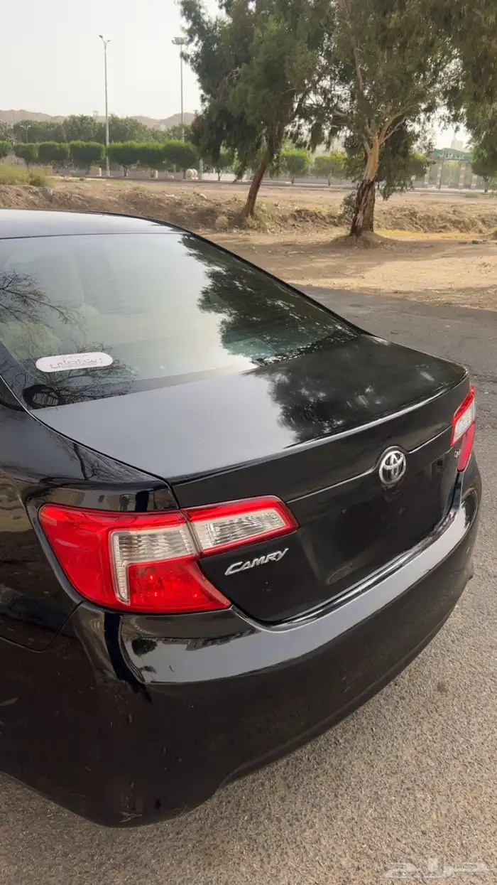 للبيع كامري ممشى قليل لون اسود بلد . 5
