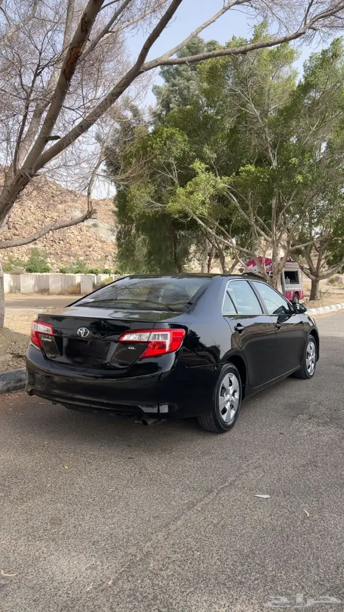 للبيع كامري ممشى قليل لون اسود بلد . 7