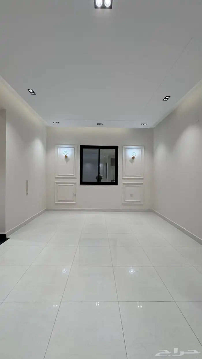 للبيع ادوار ارضيه بحوش وعلوى مع سطح خلف المعارض بالخميس 10