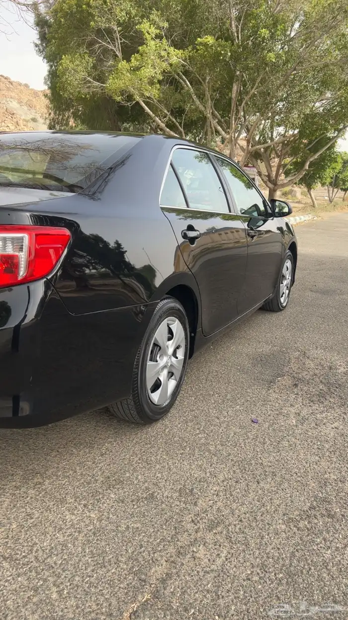 للبيع كامري ممشى قليل لون اسود بلد . 9