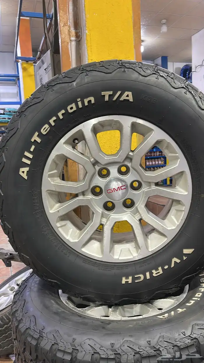 اربع كفرات مع اربع جنوط يوكن سيرا من 2014 الي. 2020 0