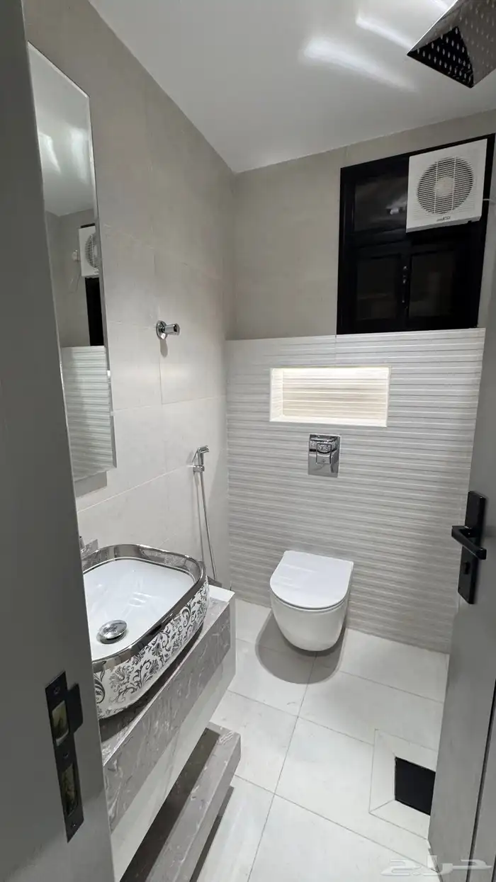 للبيع ادوار ارضيه بحوش وعلوى مع سطح خلف المعارض بالخميس 37