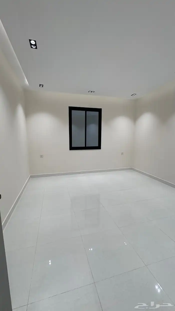 للبيع ادوار ارضيه بحوش وعلوى مع سطح خلف المعارض بالخميس 33