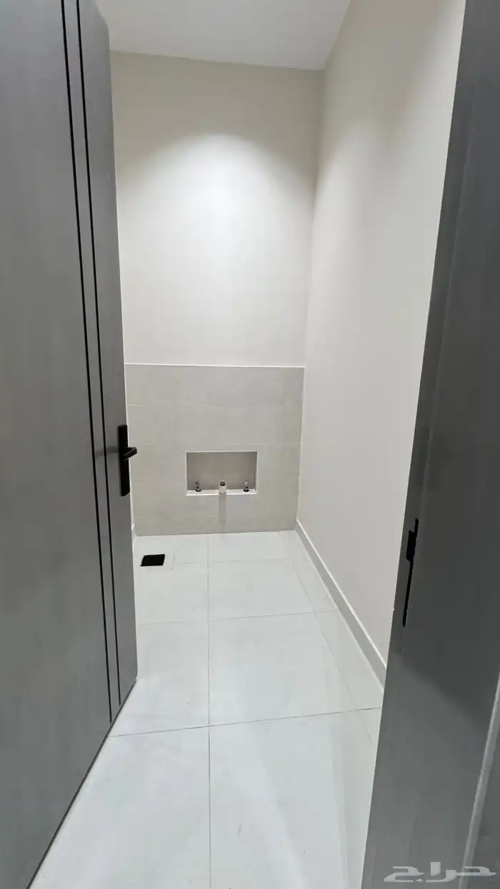 للبيع ادوار ارضيه بحوش وعلوى مع سطح خلف المعارض بالخميس 8