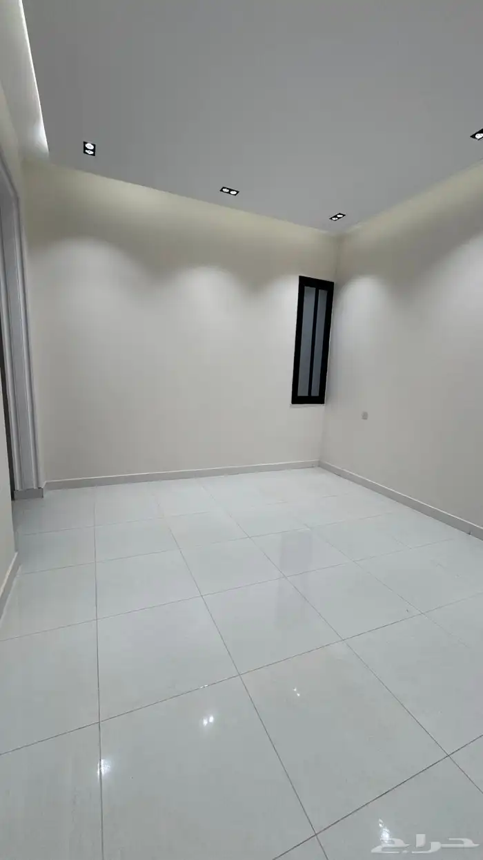 للبيع ادوار ارضيه بحوش وعلوى مع سطح خلف المعارض بالخميس 16