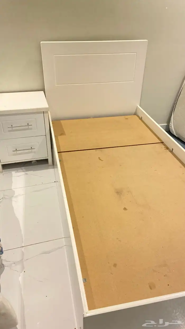 سرير وكومدينه مفصلتها من جدة بجودة عالية 1