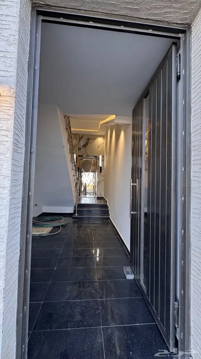 للبيع ادوار ارضيه بحوش وعلوى مع سطح خلف المعارض بالخميس 19