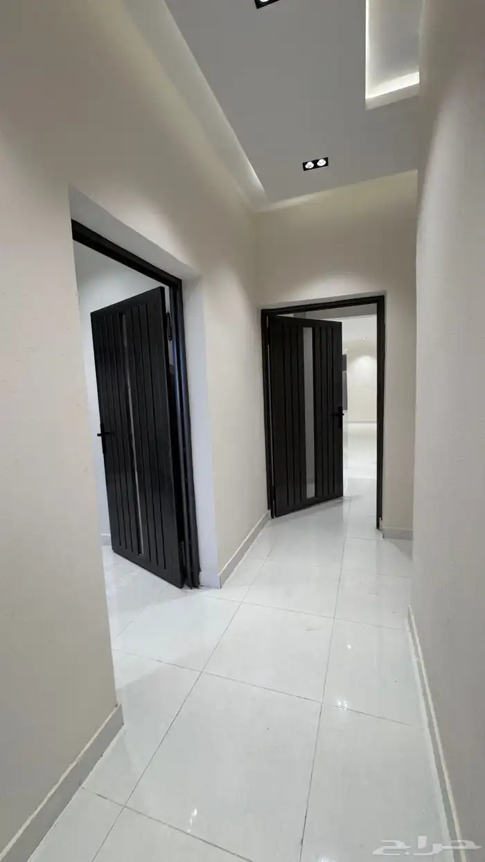 للبيع ادوار ارضيه بحوش وعلوى مع سطح خلف المعارض بالخميس 22