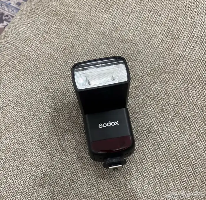 فلاش يركب على اي كميره ويشتغل ب بطاريات وماستخدمته ولا مره 0