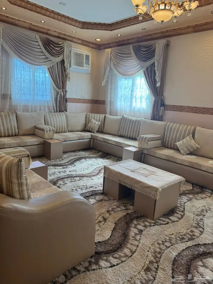 كنب نظيف جدا مع ملحقاته للبيع 3