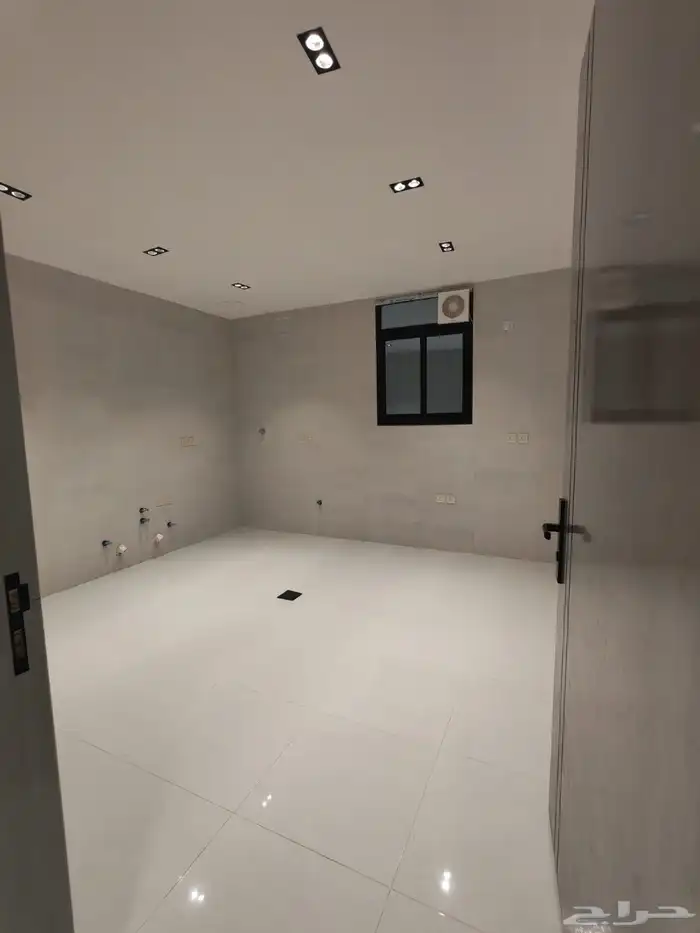 للبيع شقه ارضي بموقع ممتاز باقرب من الخدمات حي المعارض 13