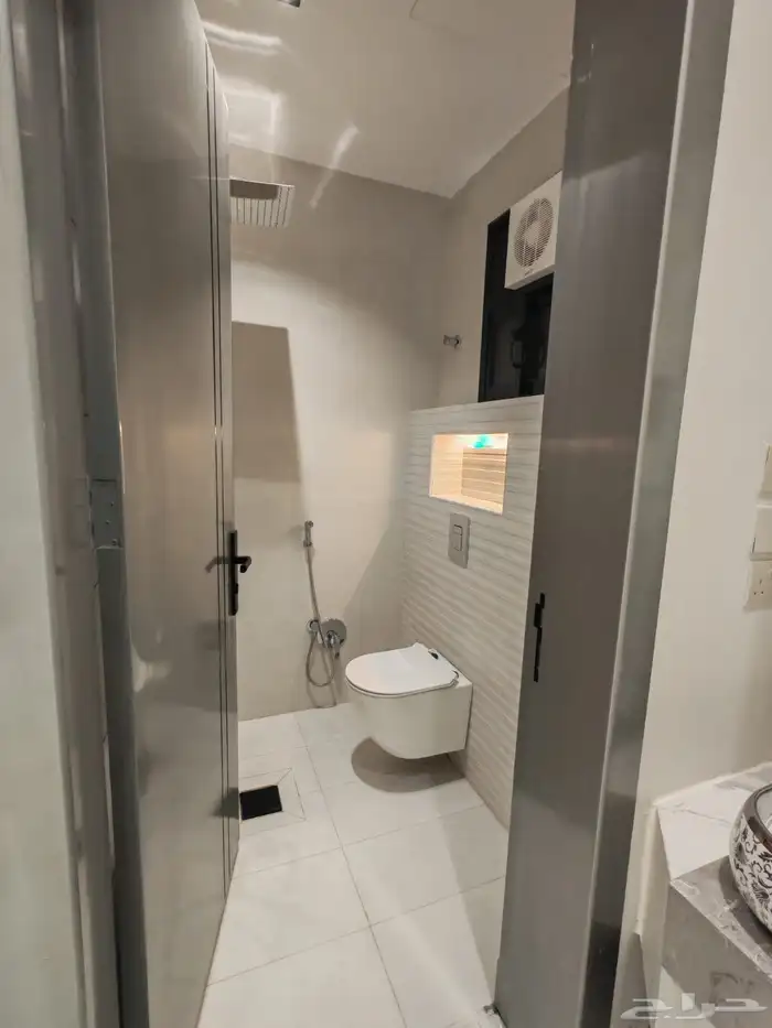 للبيع شقه ارضي بموقع ممتاز باقرب من الخدمات حي المعارض 18